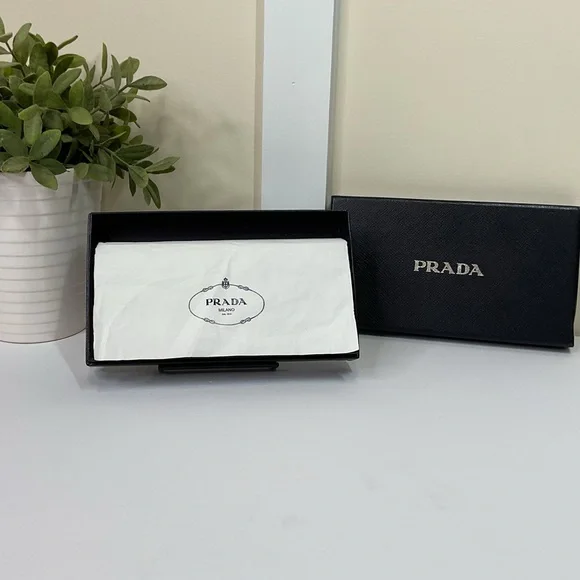 SOLD Prada Authentic Saffiano Fuchsia Quilted Wallet - Picture 3 of 13